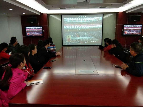 观看十九大开幕会 (3).jpg