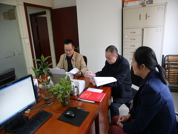 检查天禹长沙分公司党建工作台账资料.JPG
