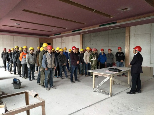 图一:株洲新桂广场·新桂国际项目,公司管理人员对项目作业人员进行安全教育和安全技术交底.jpg 图一:株洲新桂广场·新桂国际项目,公司管理人员对项目作业人员进行安全教育和安全技术交底.jpg