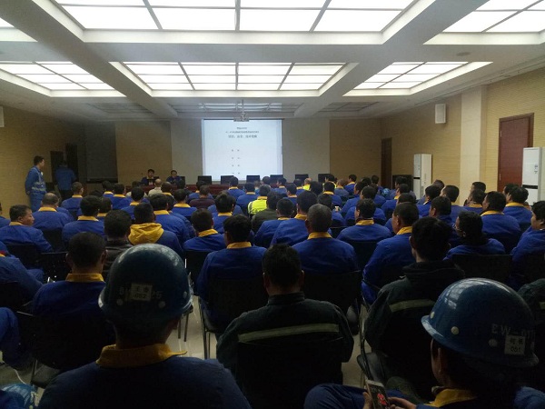 图2:内蒙古鄂温克电厂2号机脱硫改造项目进行安全教育、安全技术交底.jpg 图2:内蒙古鄂温克电厂2号机脱硫改造项目进行安全教育、安全技术交底.jpg