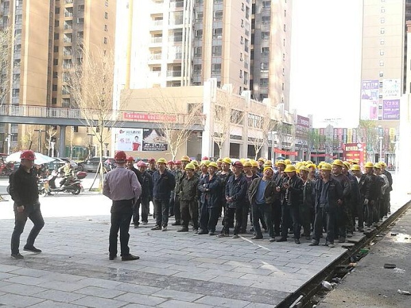 图3:湘西龙山建国饭店项目进行安全教育、安全技术交底.jpg 图3:湘西龙山建国饭店项目进行安全教育、安全技术交底.jpg