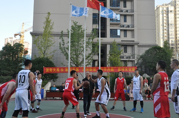 准备开球.JPG 准备开球.JPG