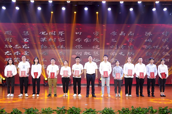 表彰先进个人.jpg