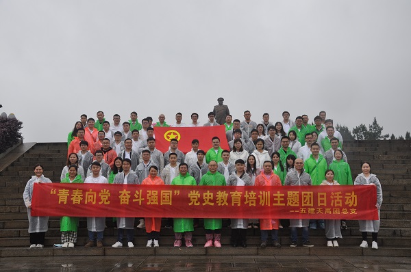 48 铜像广场合影.JPG 48 铜像广场合影.JPG